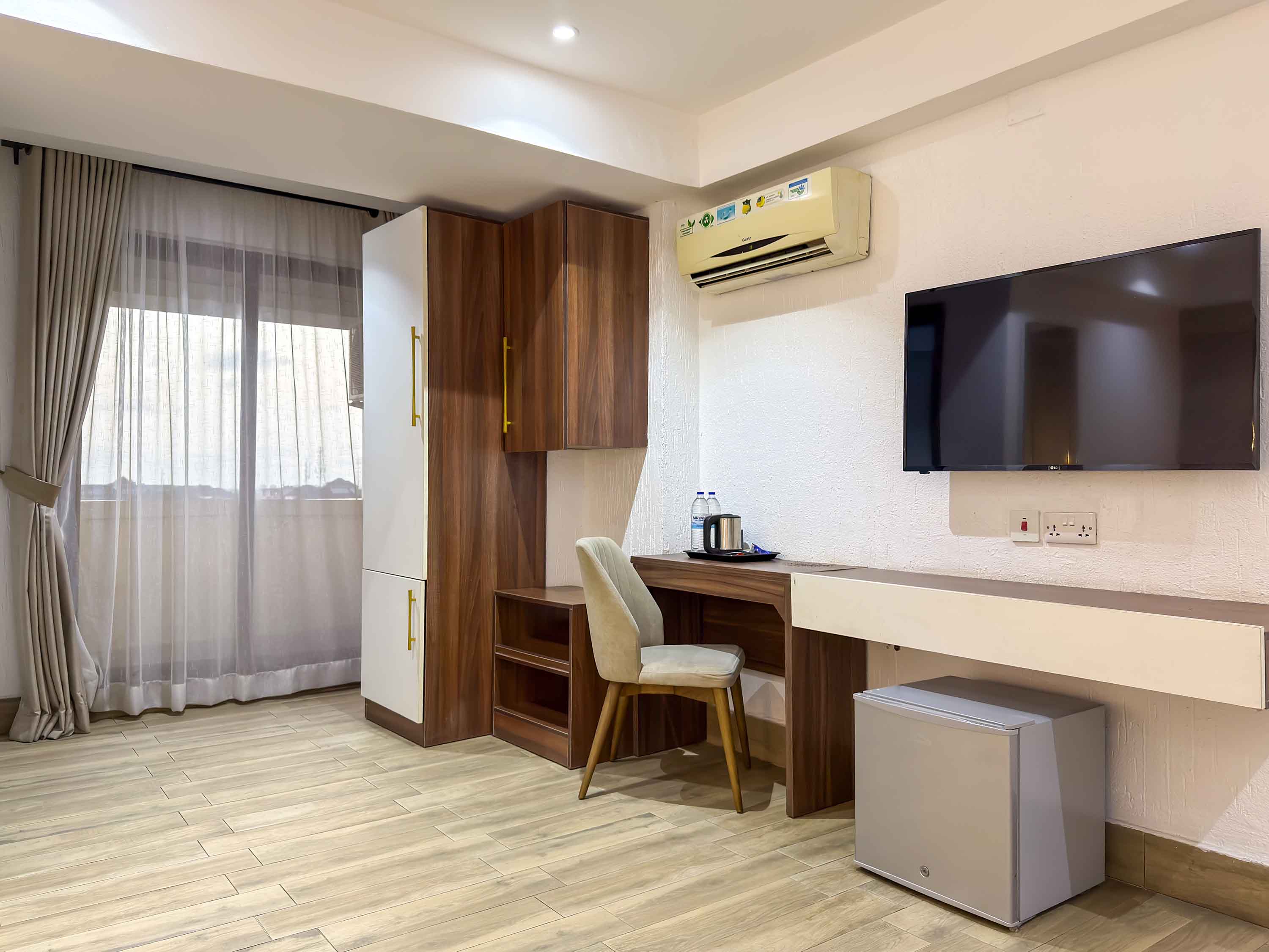 BUSINESS ROOM - Image 5